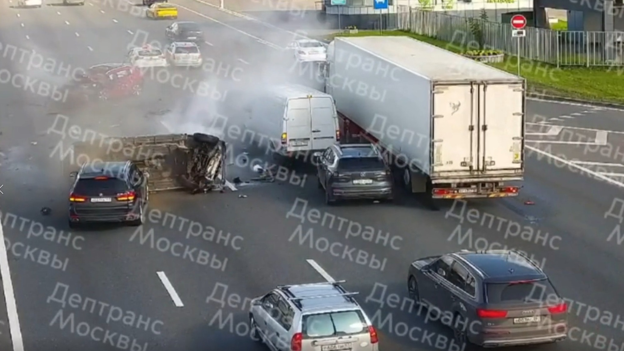 Сразу шесть автомобилей столкнулись на 53-м километре МКАД