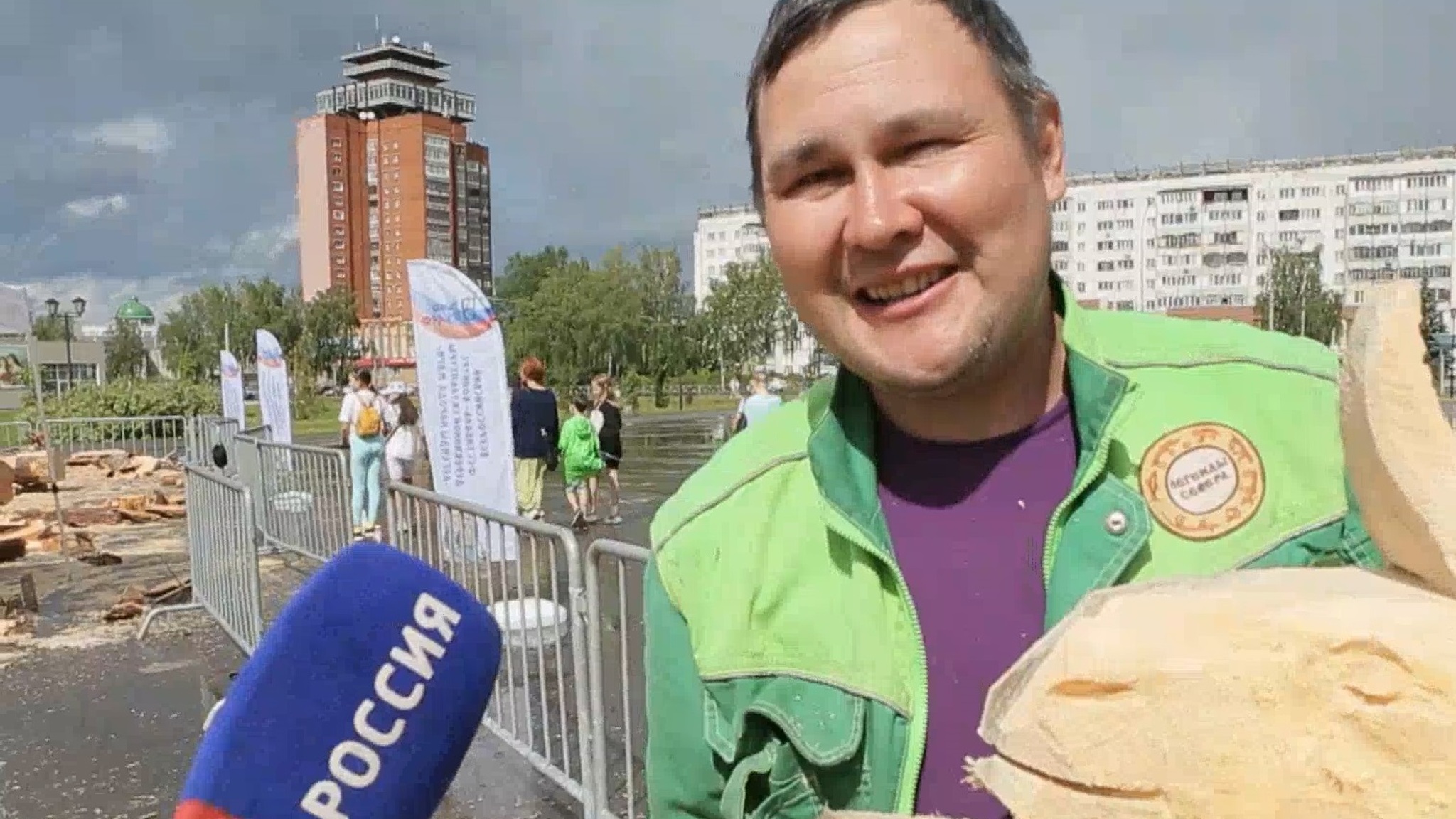 Чемпион мира по спидкарвингу Владимир Алманов воплотил мечту о фестивале резьбы по дереву в Йошкар-Оле