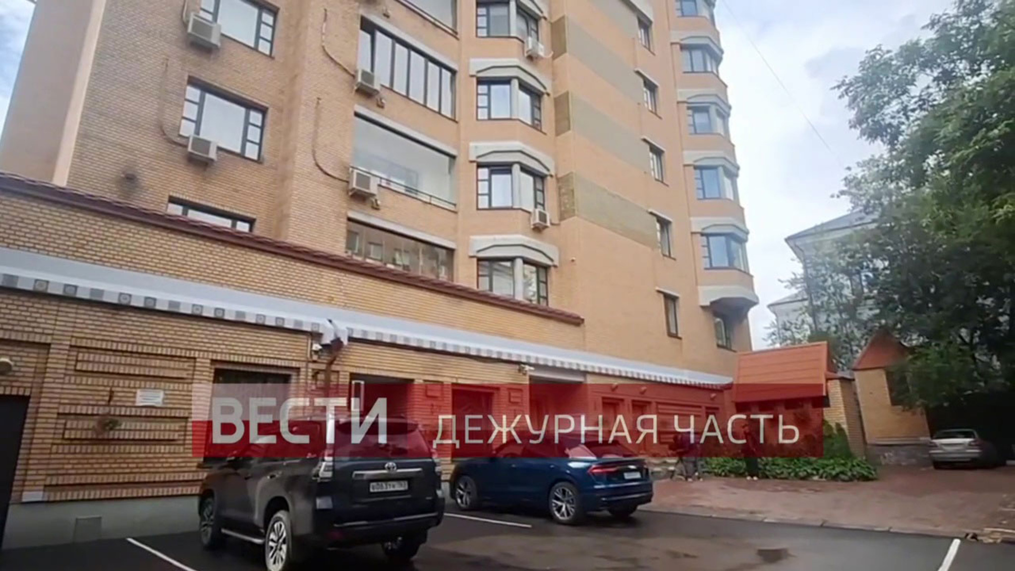 Что происходит у дома Ларисы Долиной в центре Москвы