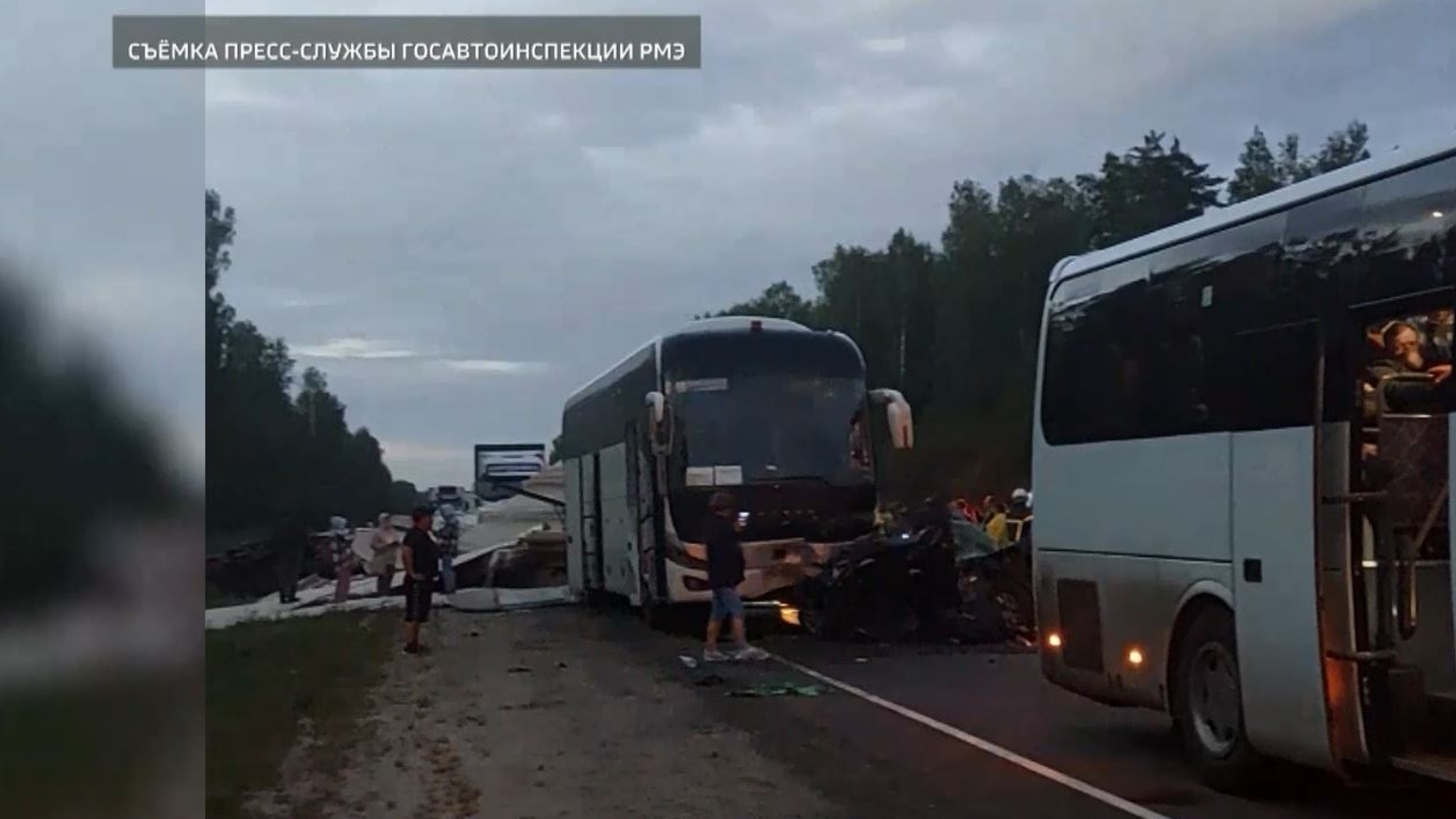 Два автобуса, два грузовика и две легковушки столкнулись в Медведевском районе