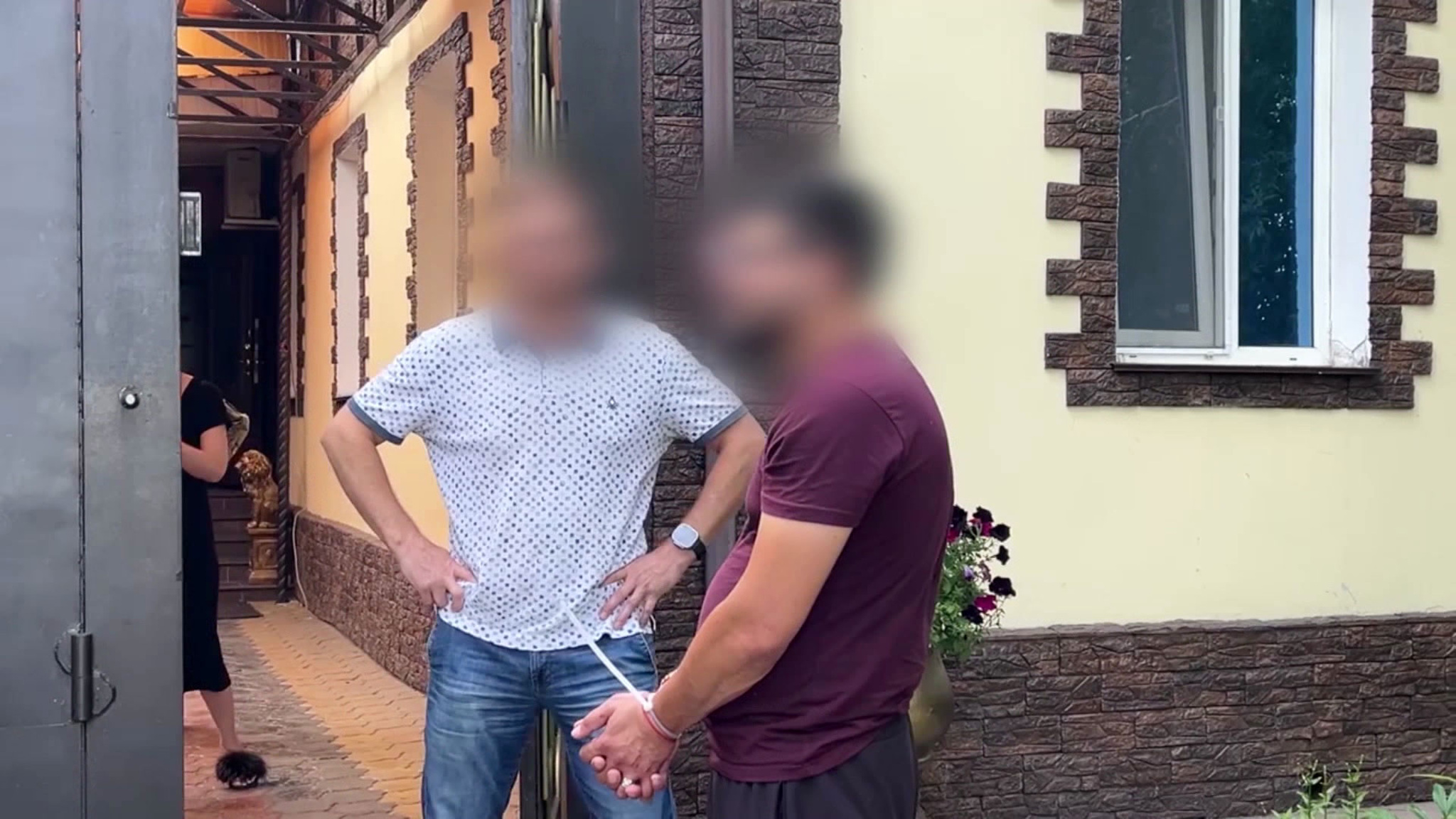 В Омске оперативники нашли гашиш в морозильнике при штурме имения наркобарона