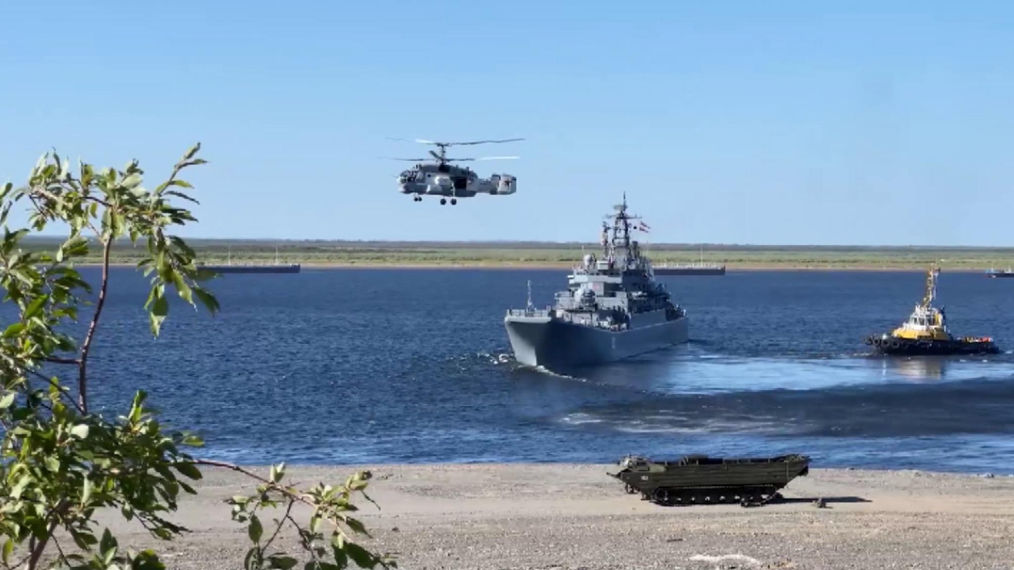 На кораблях Северного флота ВМФ России в Дудинке начались экскурсии