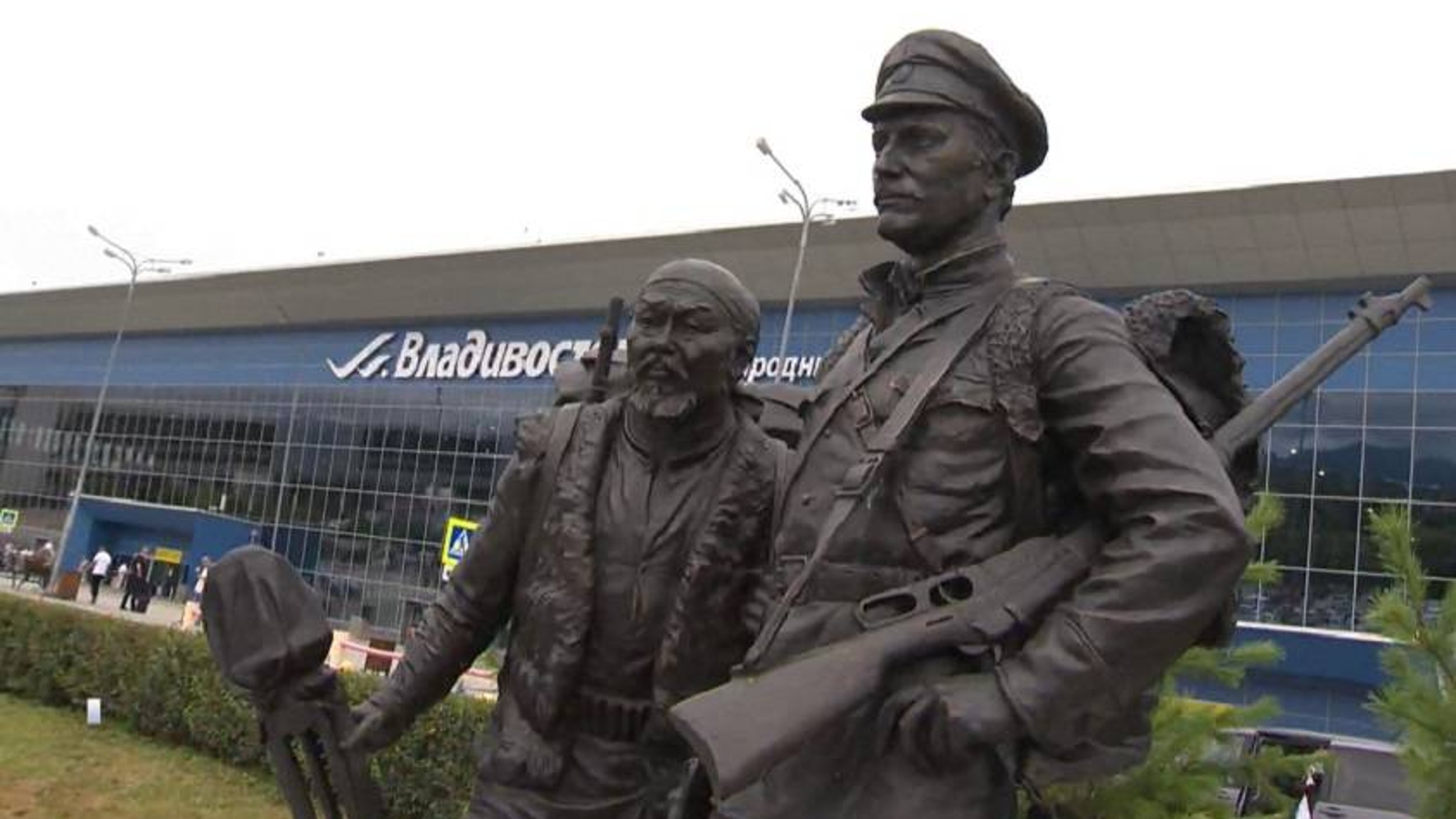 Памятник знаменитым путешественникам установили в аэропорту Владивостока