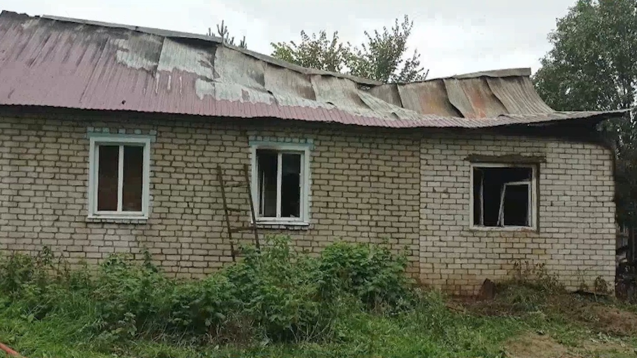 В посёлке Красногорском семья вылезла из горящего дома в окно