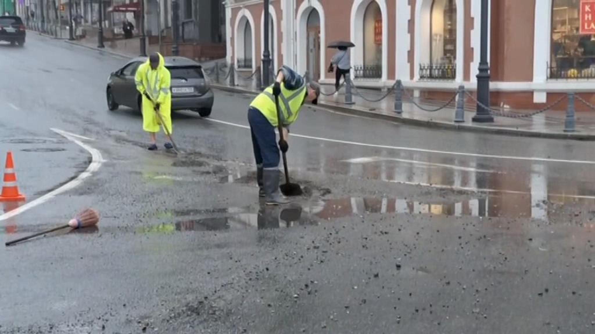 Во Владивостоке ликвидируют последствия мощного ливня
