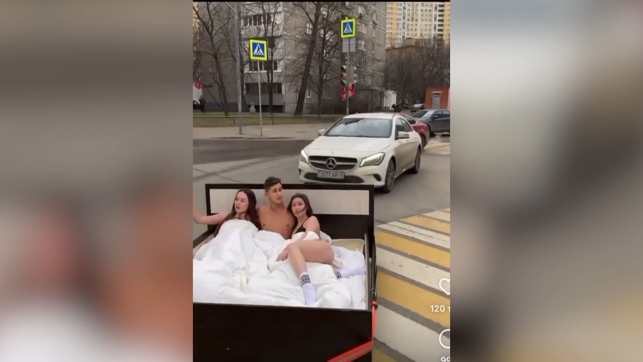 Юные красноярские блогеры погнались за лайками и просмотрами на ванне