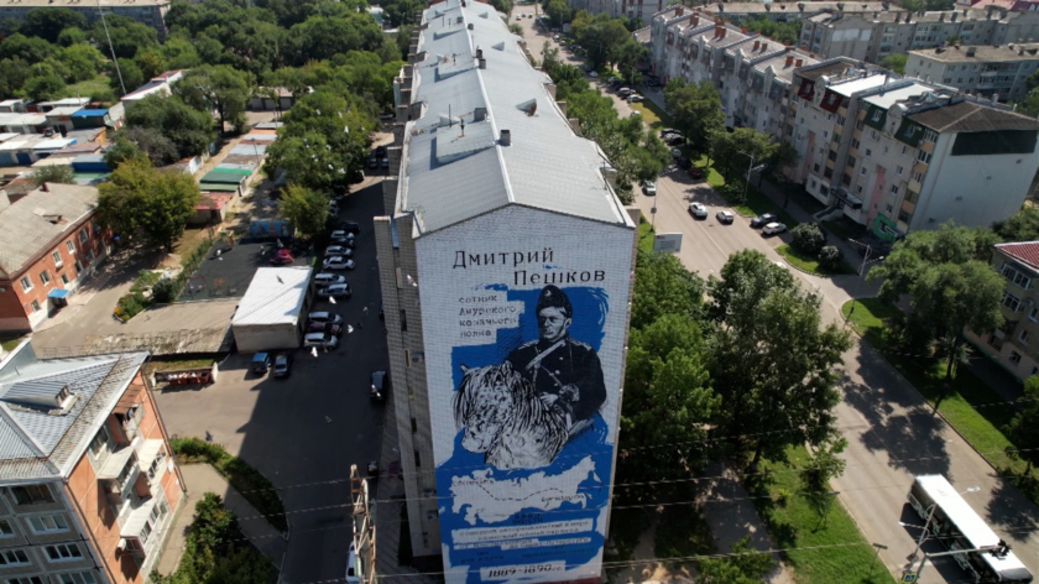Монументальные картины украшают многоэтажки трех амурских городов