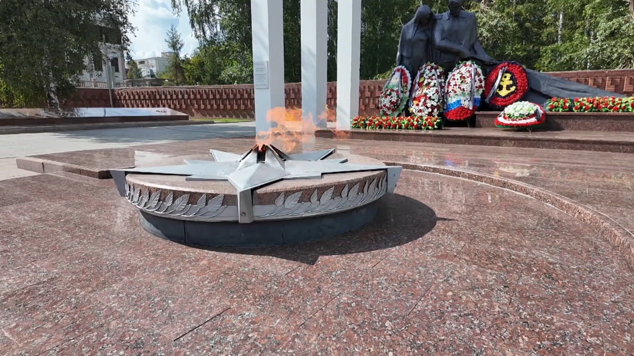 Тюменцы почтили память воинов у Вечного огня