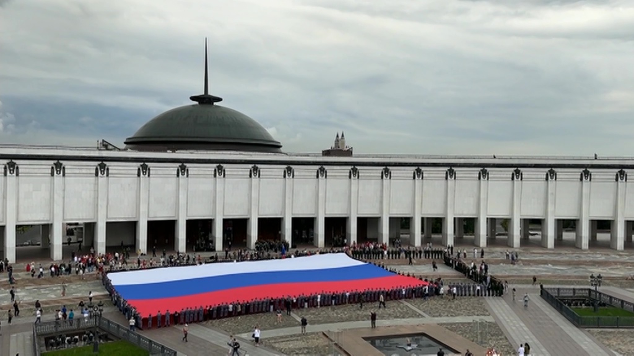 На Поклонной горе развернули самый большой флаг России