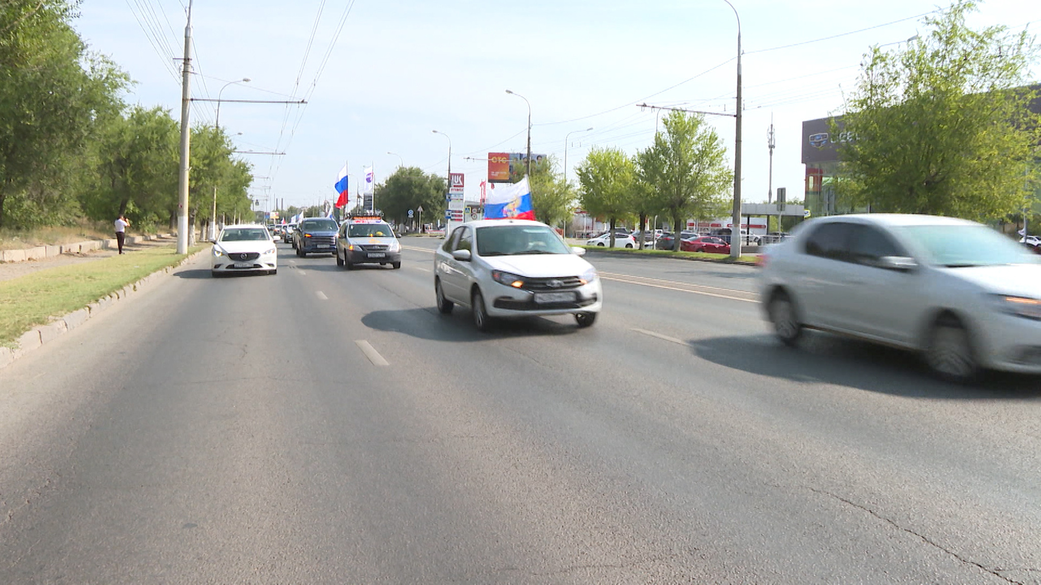 В День Государственного флага России в Волгограде прошел масштабный автопробег