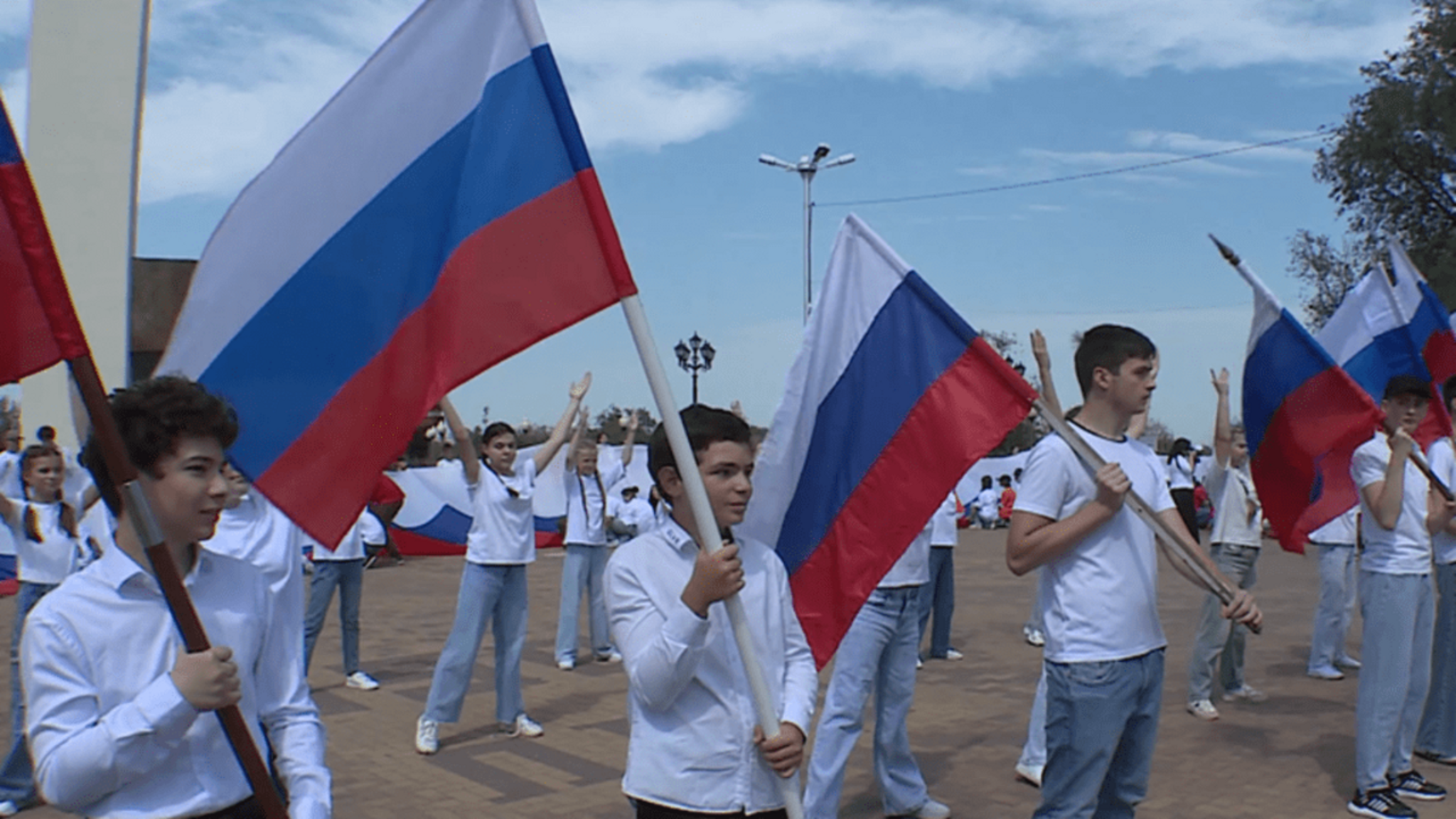 В Черкесске ярко и красочно отметили День российского флага