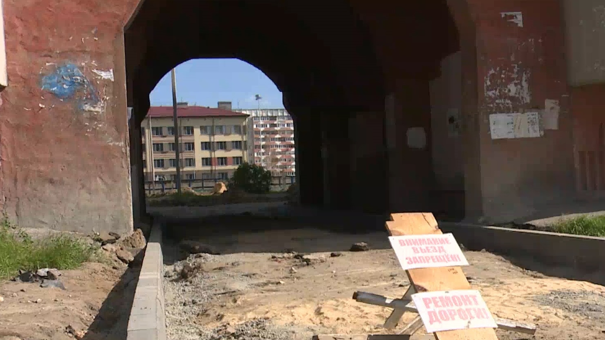 Во дворе рядом с новой школой в Йошкар-Оле ремонтируют дороги и тротуары