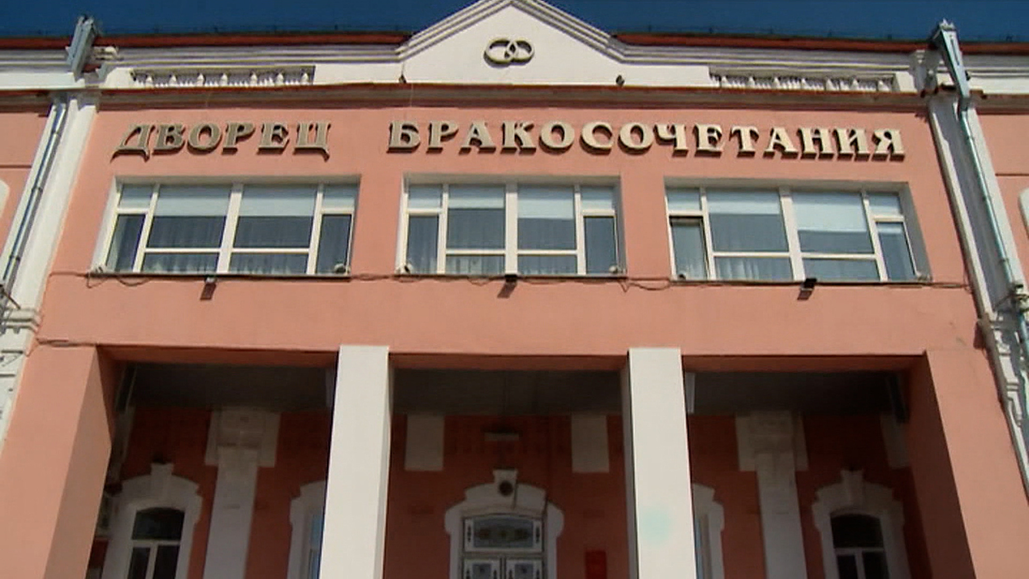 Преподаватель из Нигерии взял русских красавиц "в кольцо"