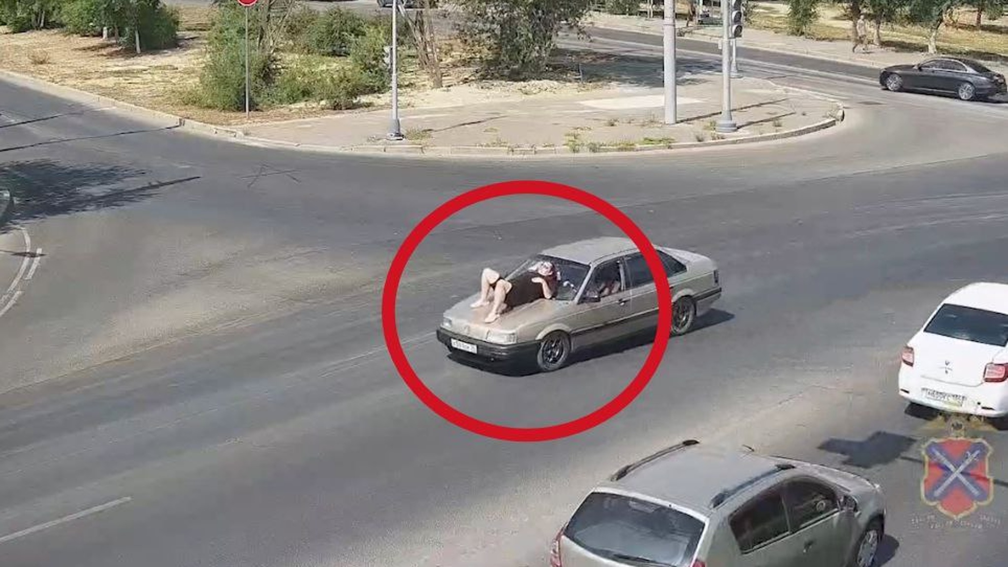 Видео: в Волгограде водитель наехал на женщину и провез ее на капоте