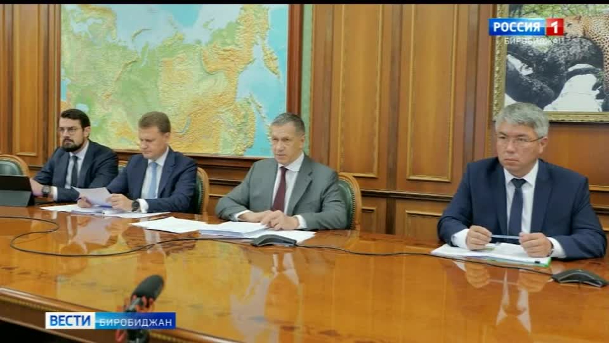 Заместитель Председателя Правительства России Юрий Трутнев провел заседание по вопросам социально-экономического развития округа