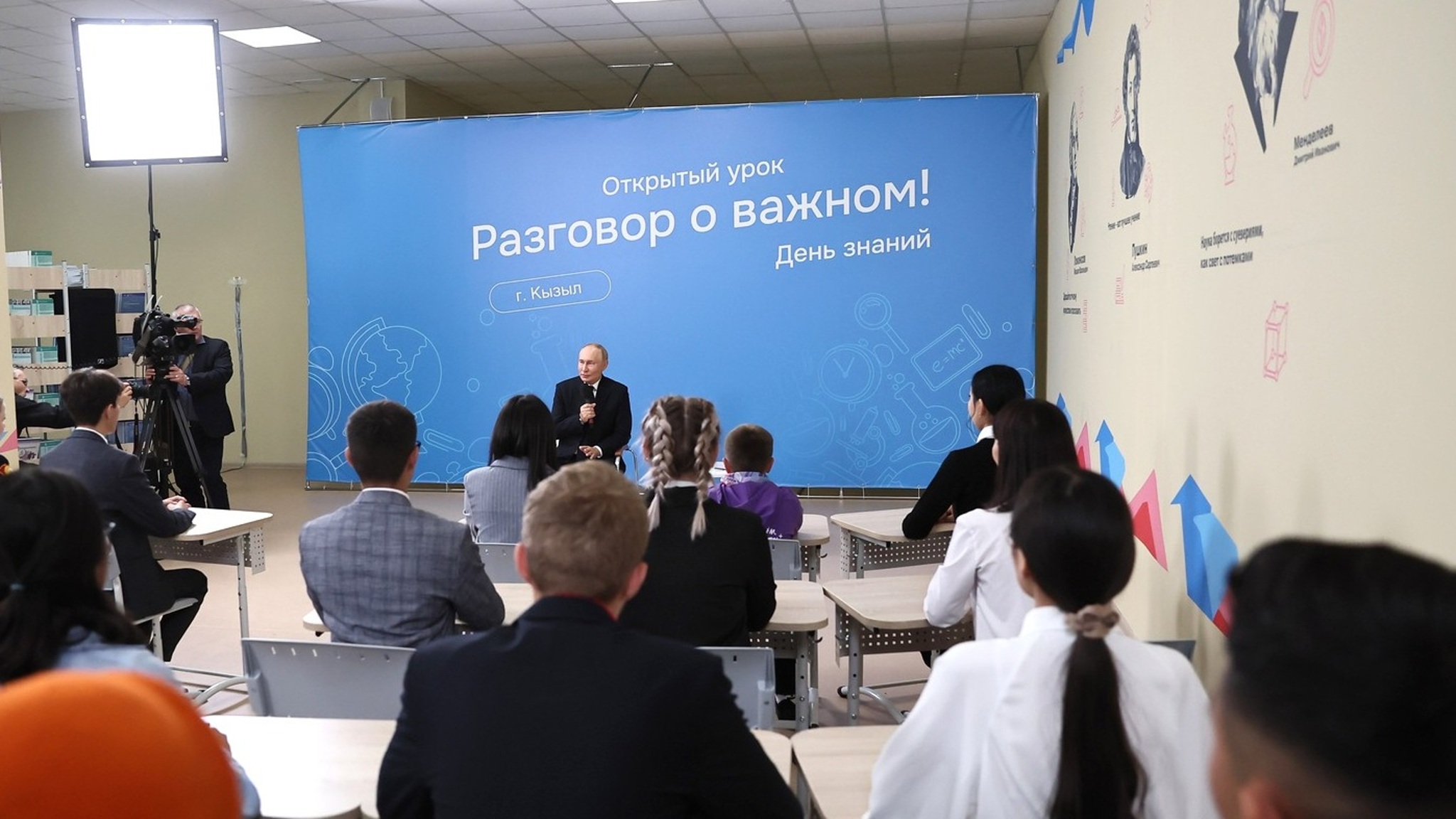 В Кызыле президент поговорил с учениками в школе и с людьми на улице