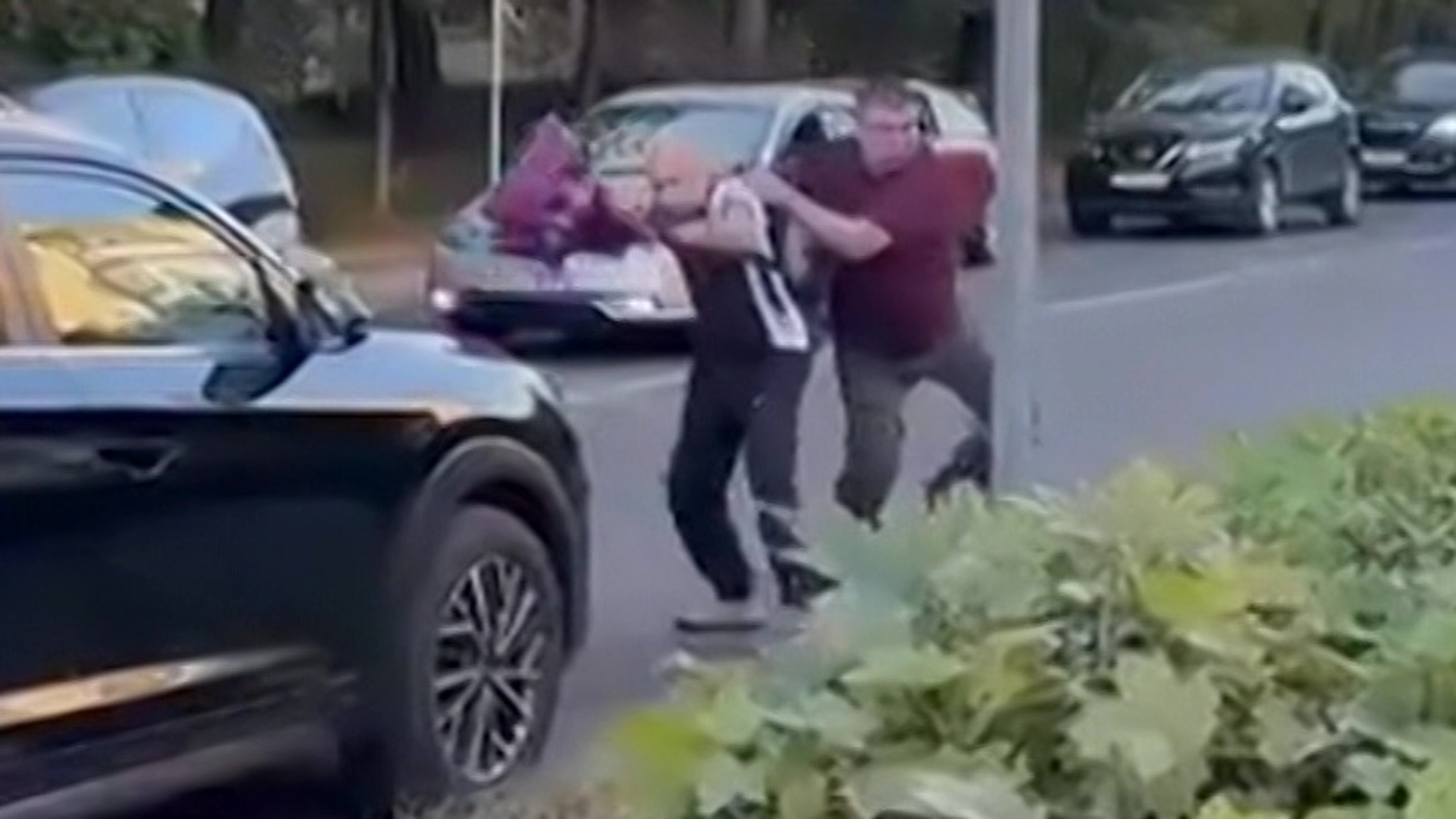 Полиция заинтересовалась видео с человеком на капоте внедорожника