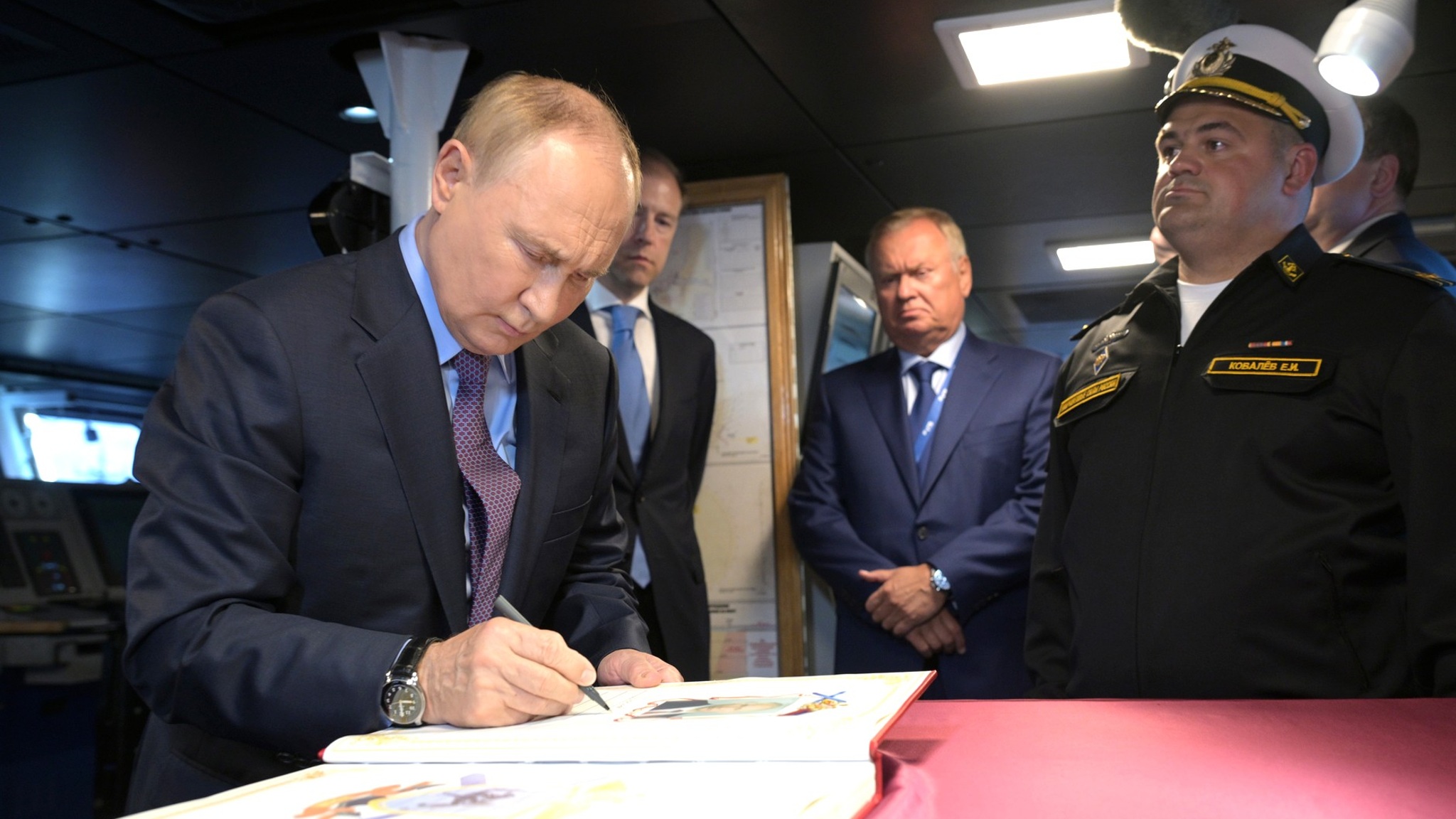 Рабочий день во Владивостоке Путин начал с базы краснознаменных тихоокеанцев