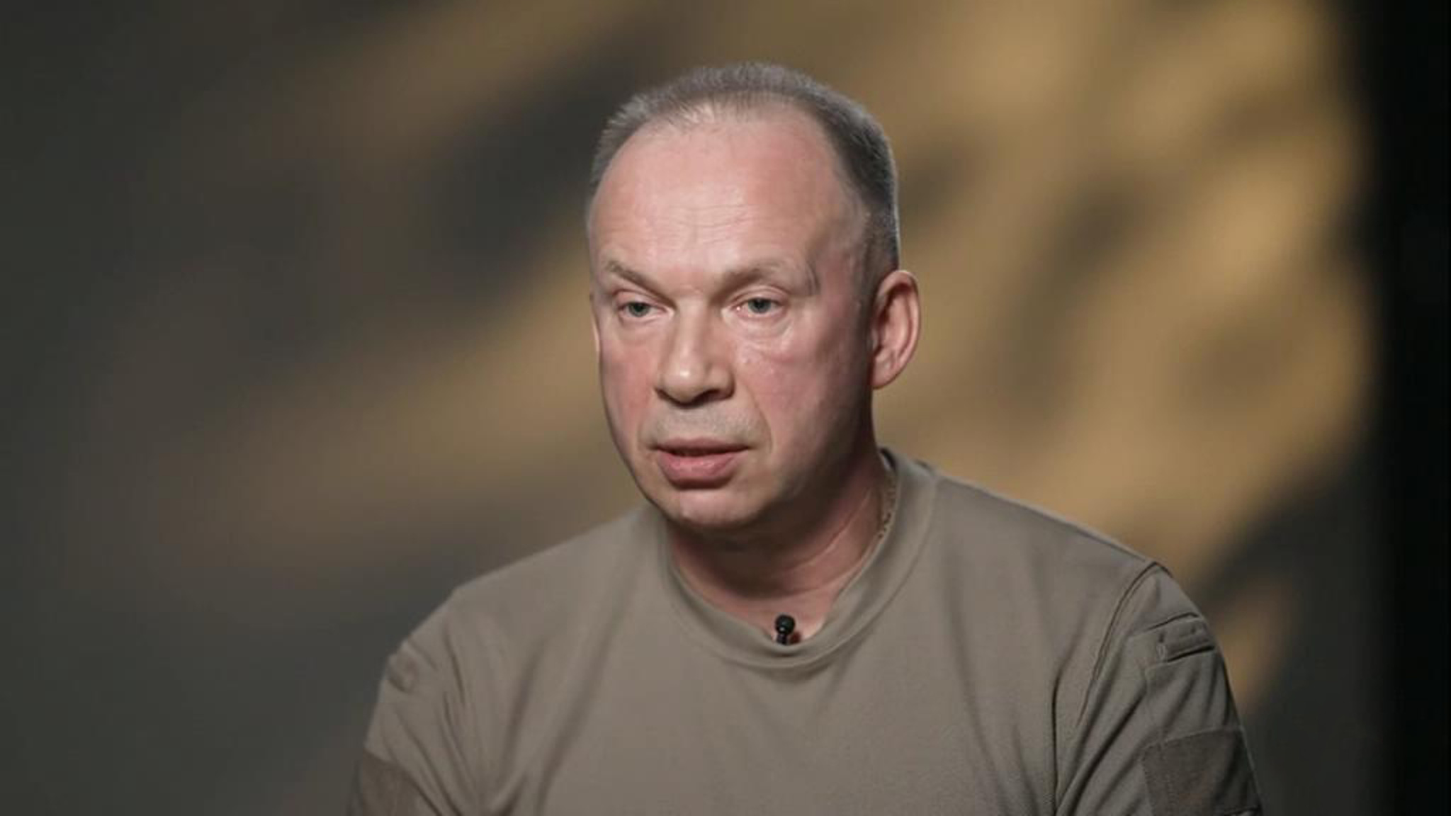 Усталый и подавленный Сырский дал интервью CNN