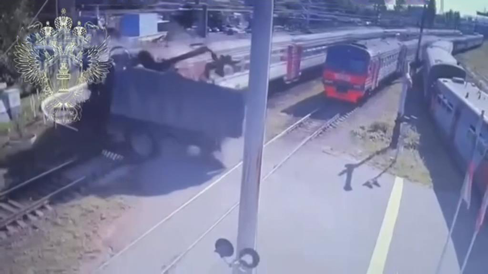 В Петербурге электричка протаранила грузовик