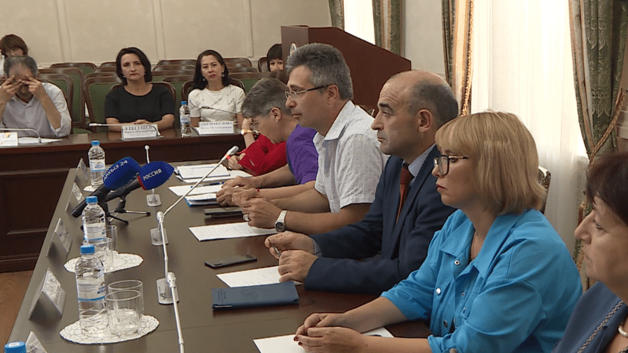 В Доме Правительства Карачаево-Черкесии обсудили вопросы подготовки государственного учебника "История нашего края"