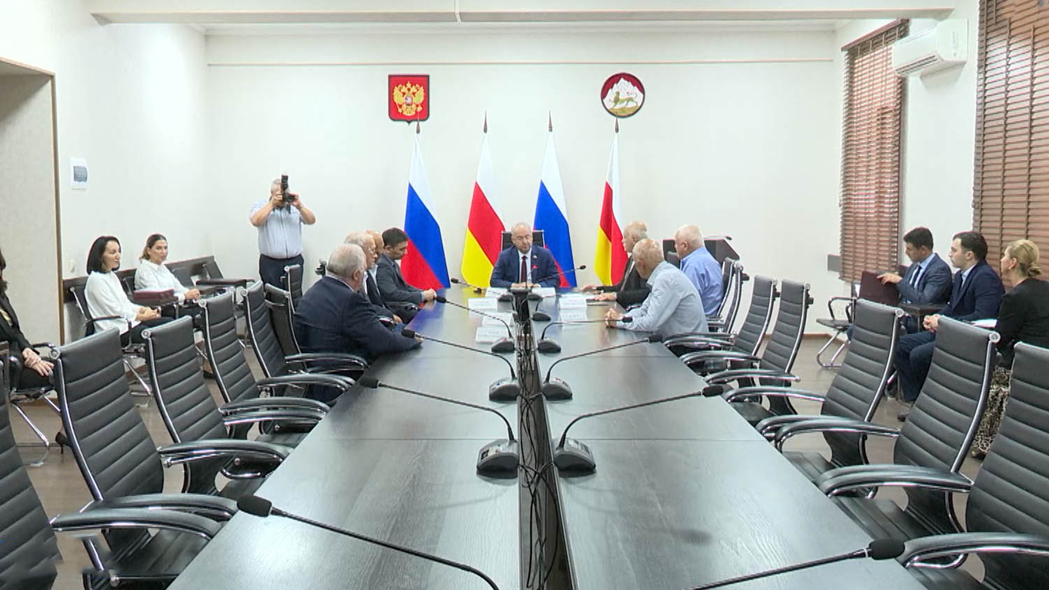 Таймураз Тускаев вручил Почетные грамоты парламента республики строителям, которые добились высоких результатов в своей профессии