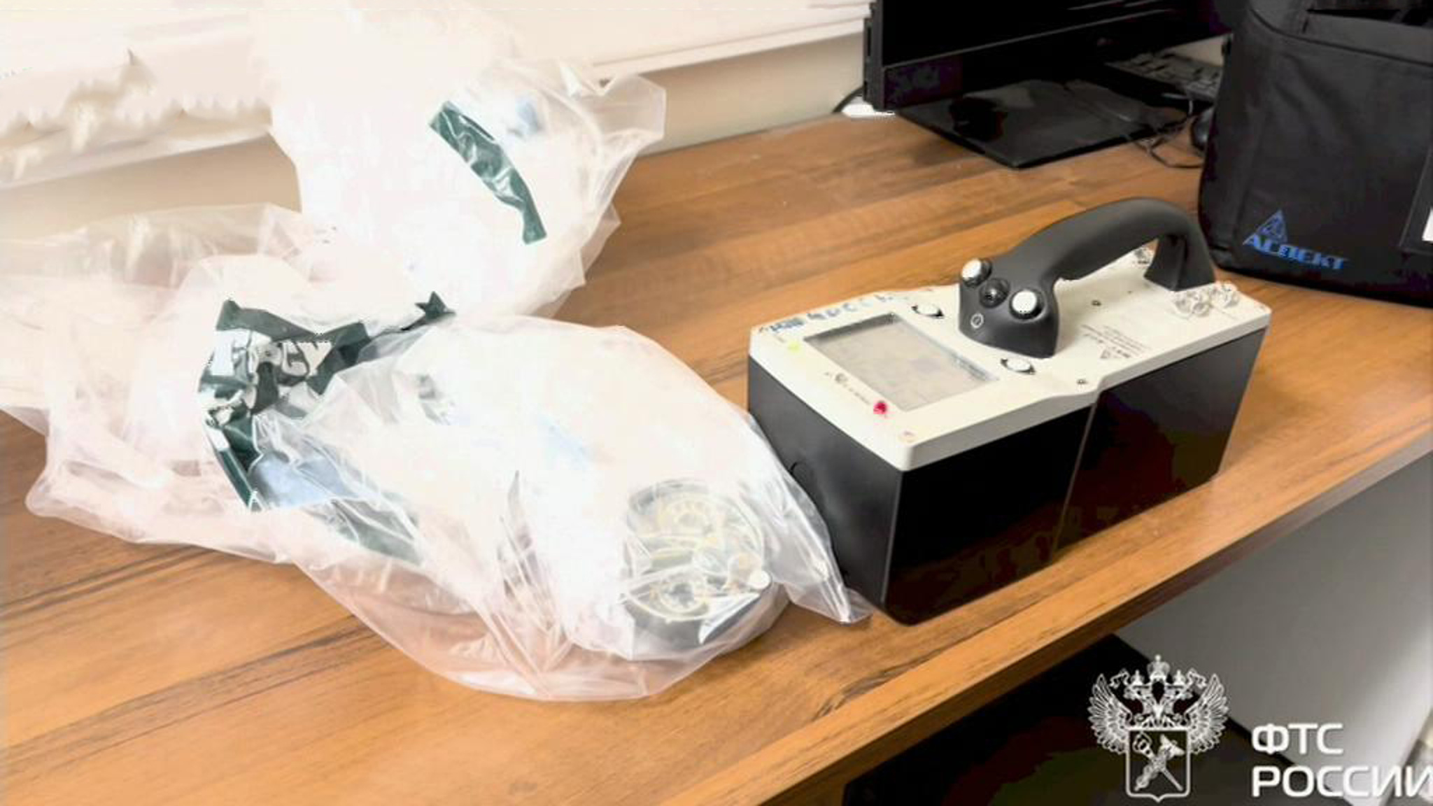Иностранец прилетел в Москву с фонящими от радиации часами