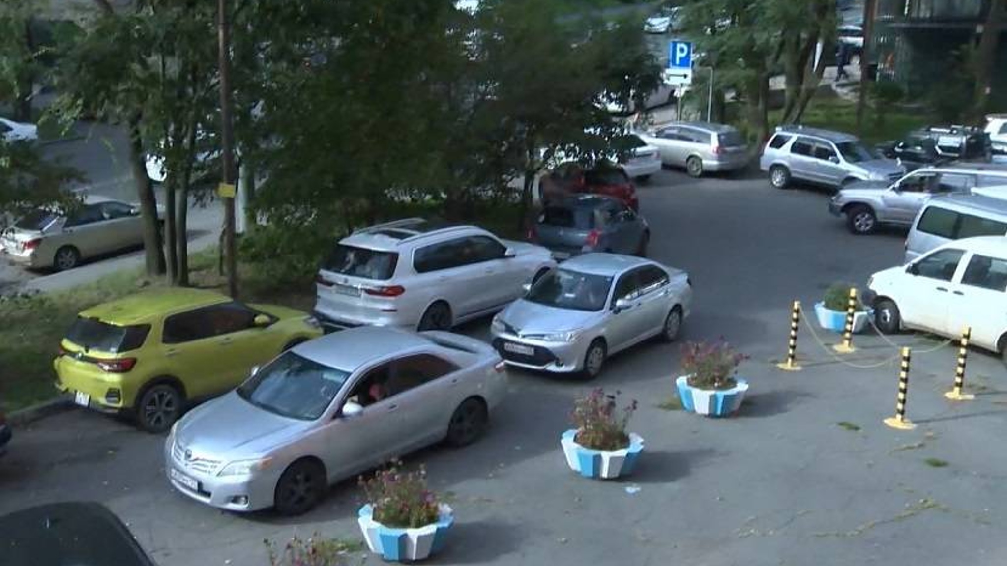 "Народный мститель" расстреливает припаркованные автомобили во Владивостоке