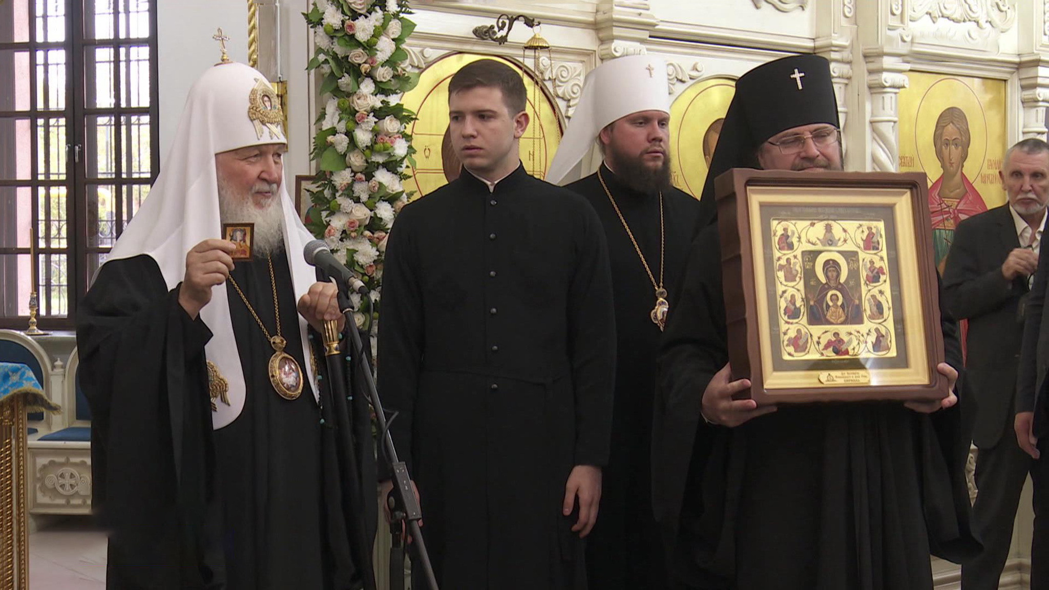 Патриарх Кирилл провел первое богослужение в Преображенском соборе в Салехарде