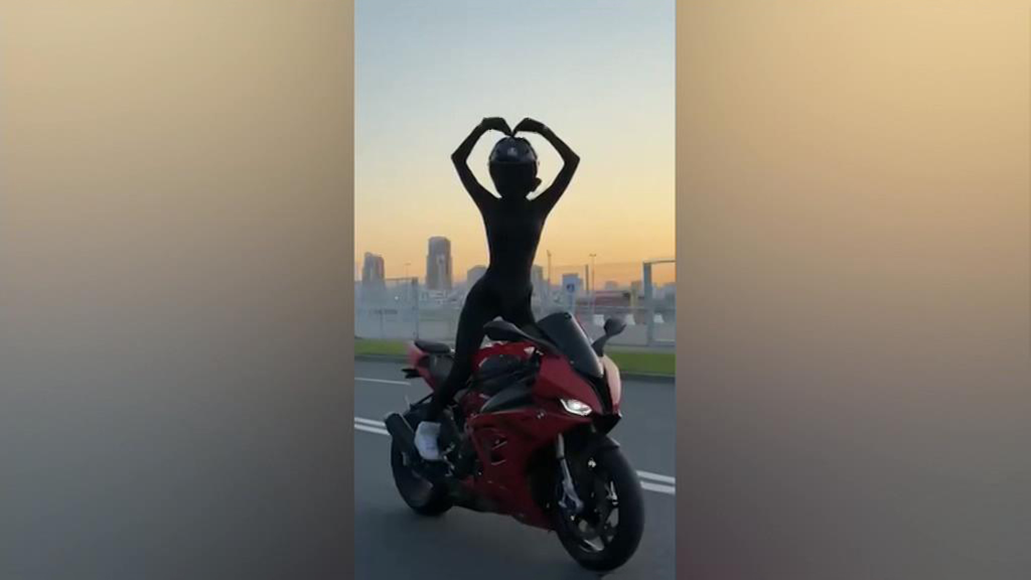 На мотоблогершу Анютумини напали в Москве из-за мотоцикла