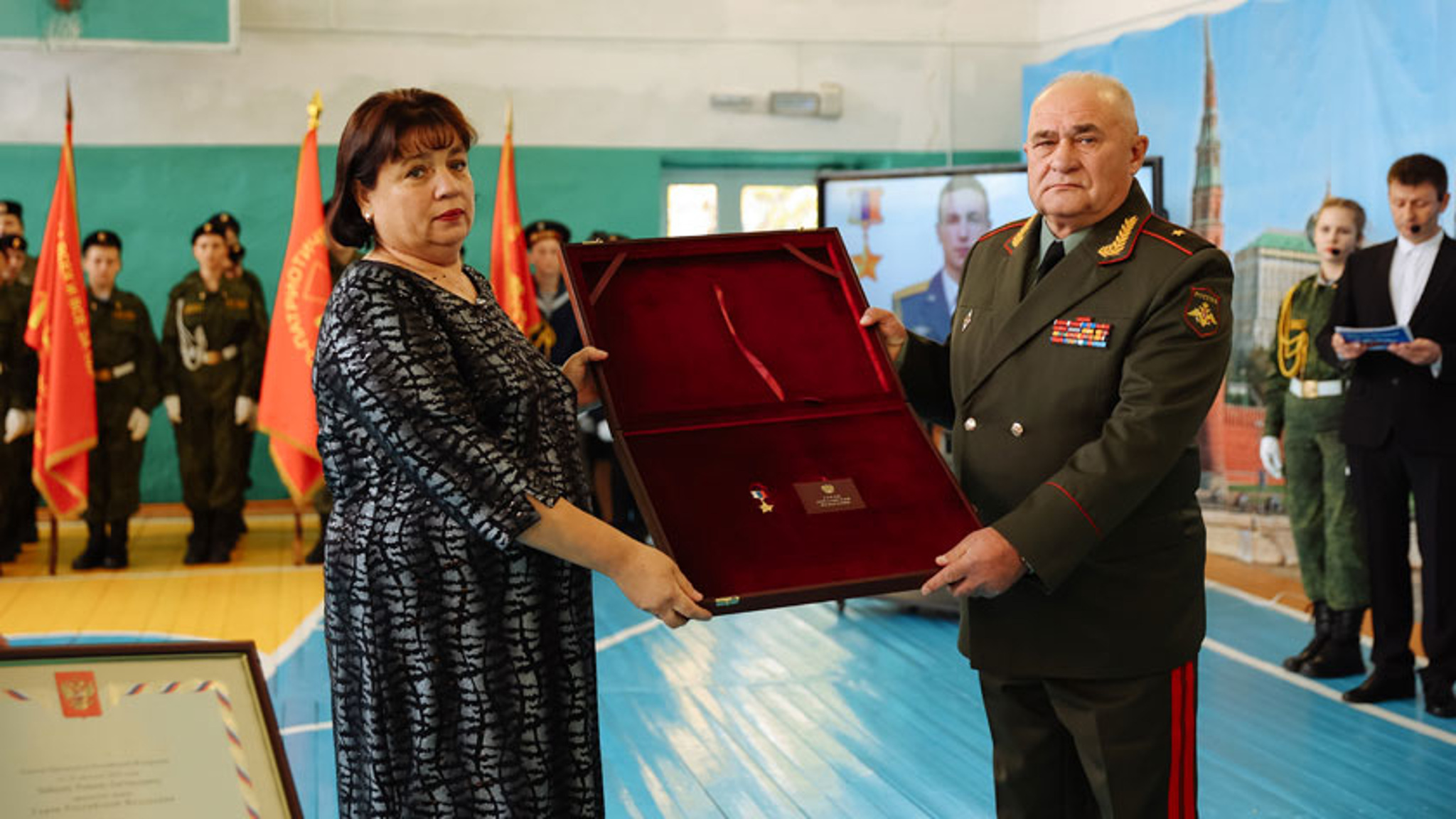 Родители амурского бойца получили Звезду Героя России