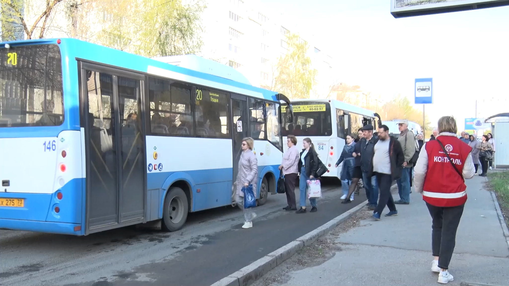 Чётко следовать расписанию, увеличить количество рейсов, привести в порядок остановки и штрафовать перевозчиков за нарушения