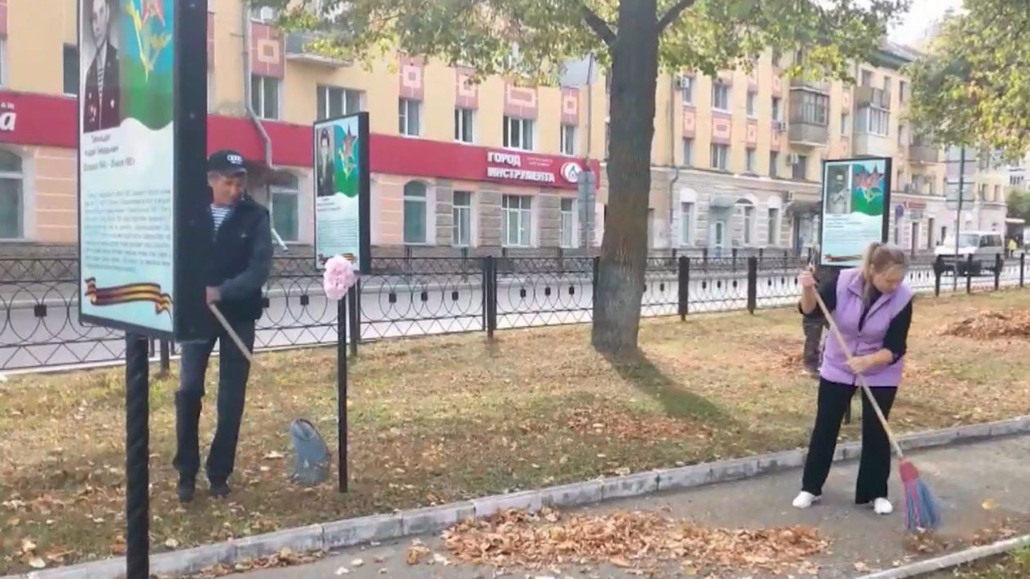 Йошкаролинцы вышли на субботник в сквере Десантников