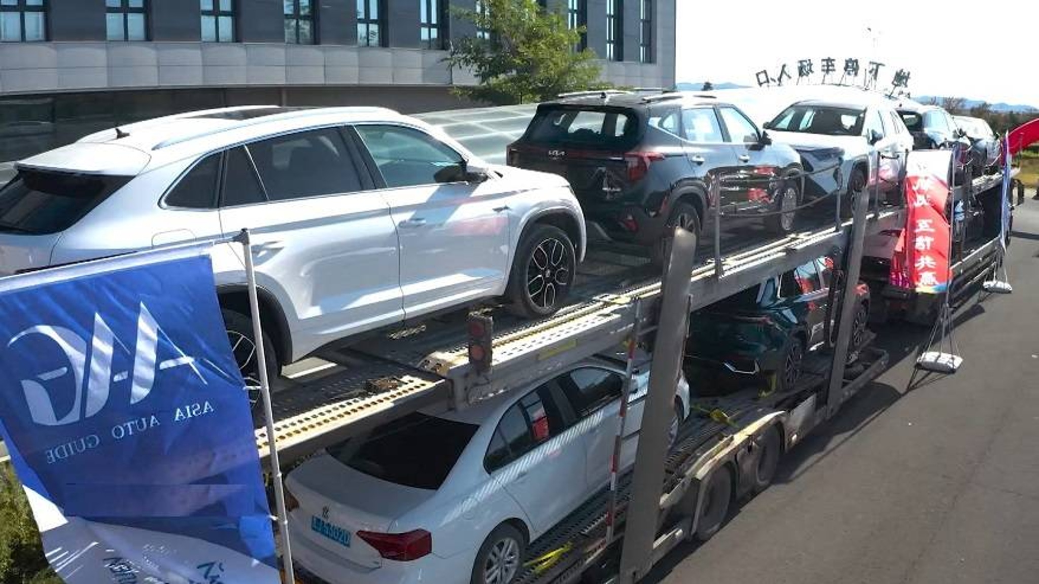 "Стало выгоднее покупать": знаменитый авторынок "Зеленый угол" теперь в Китае