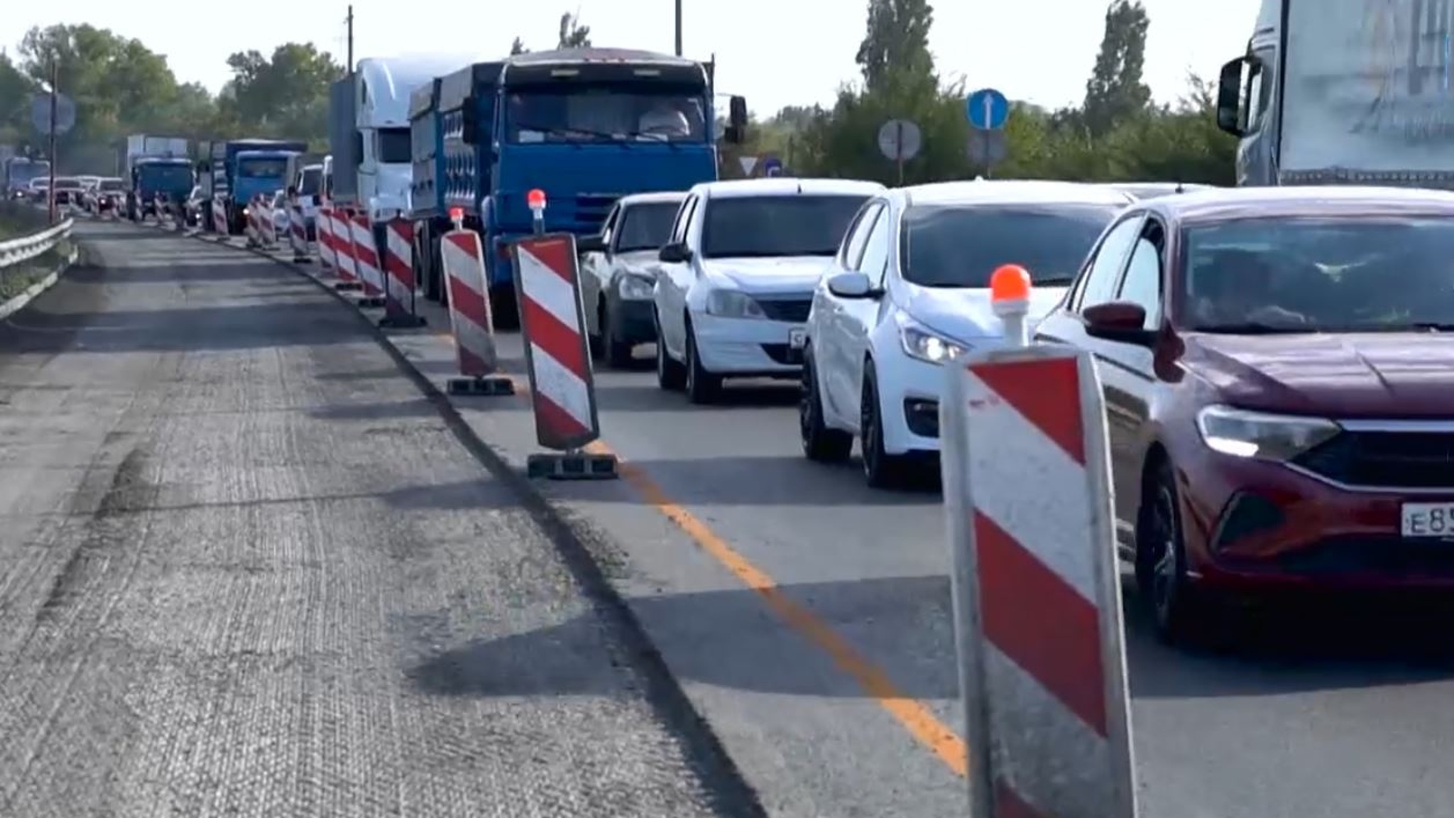В Челябинской области из-за большегрузов возникла 100-километровая пробка