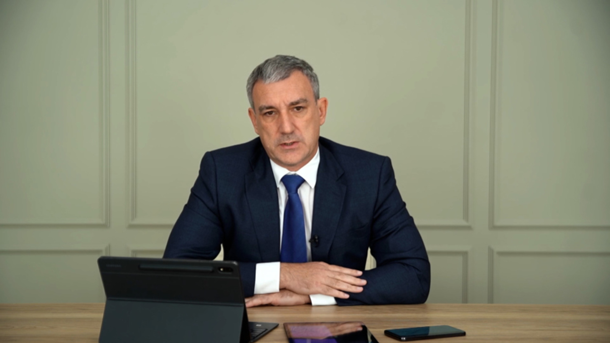 Дороги, зарплаты, благоустройство: Василий Орлов провел прямой эфир в соцсетях