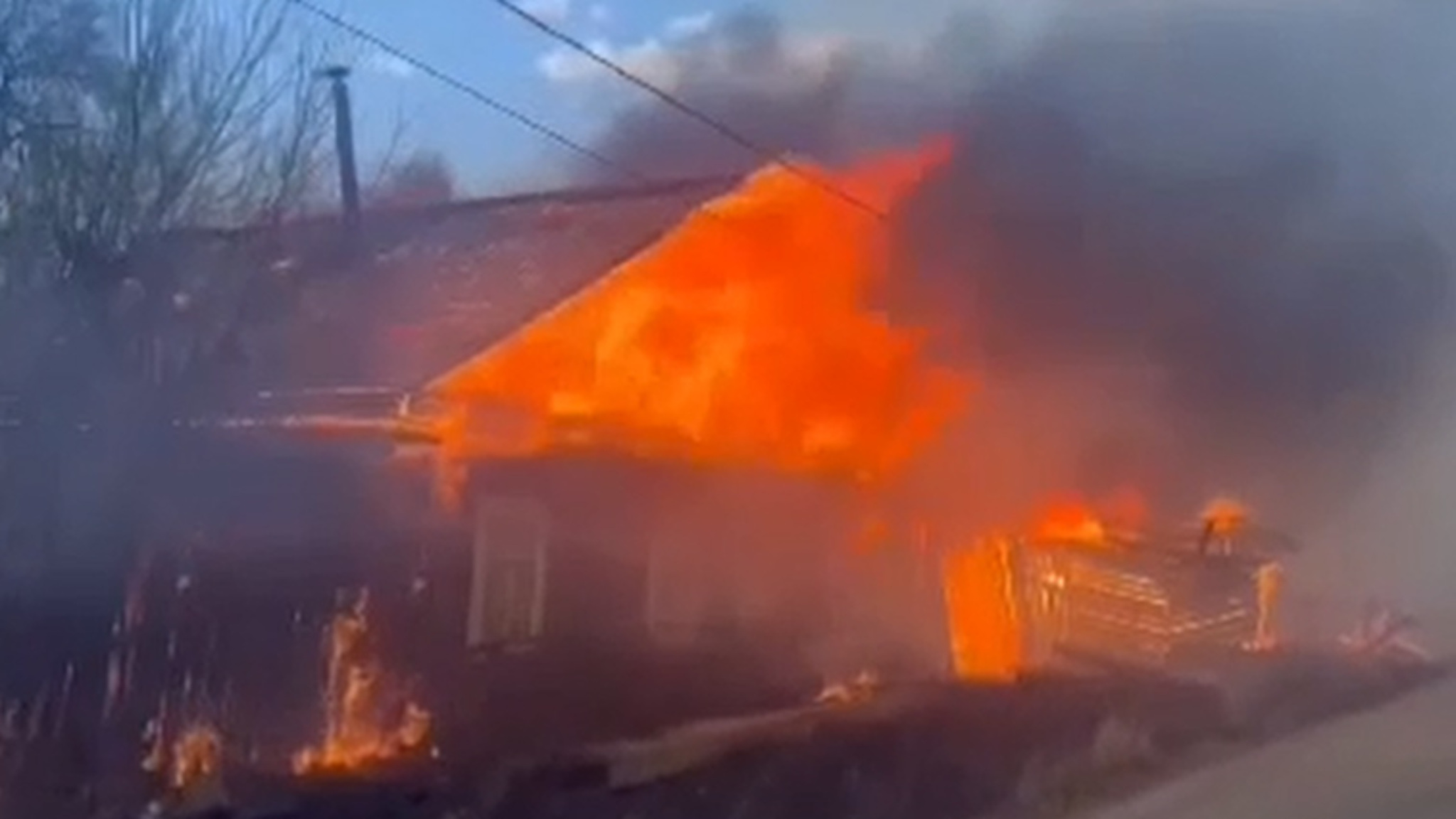 Крупный пожар в Невере уничтожил несколько домов и хозпостроек