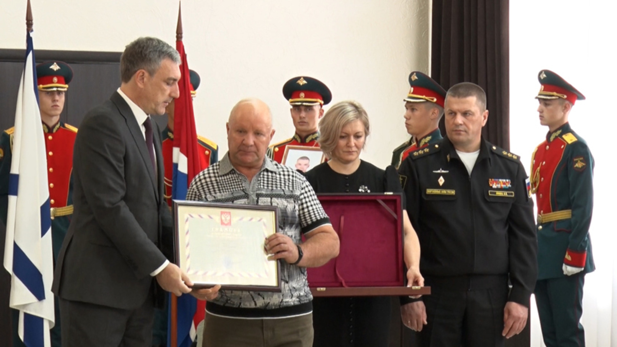 Родителям погибшего выпускника ДВОКУ Артема Омельяненко передали Звезду Героя России