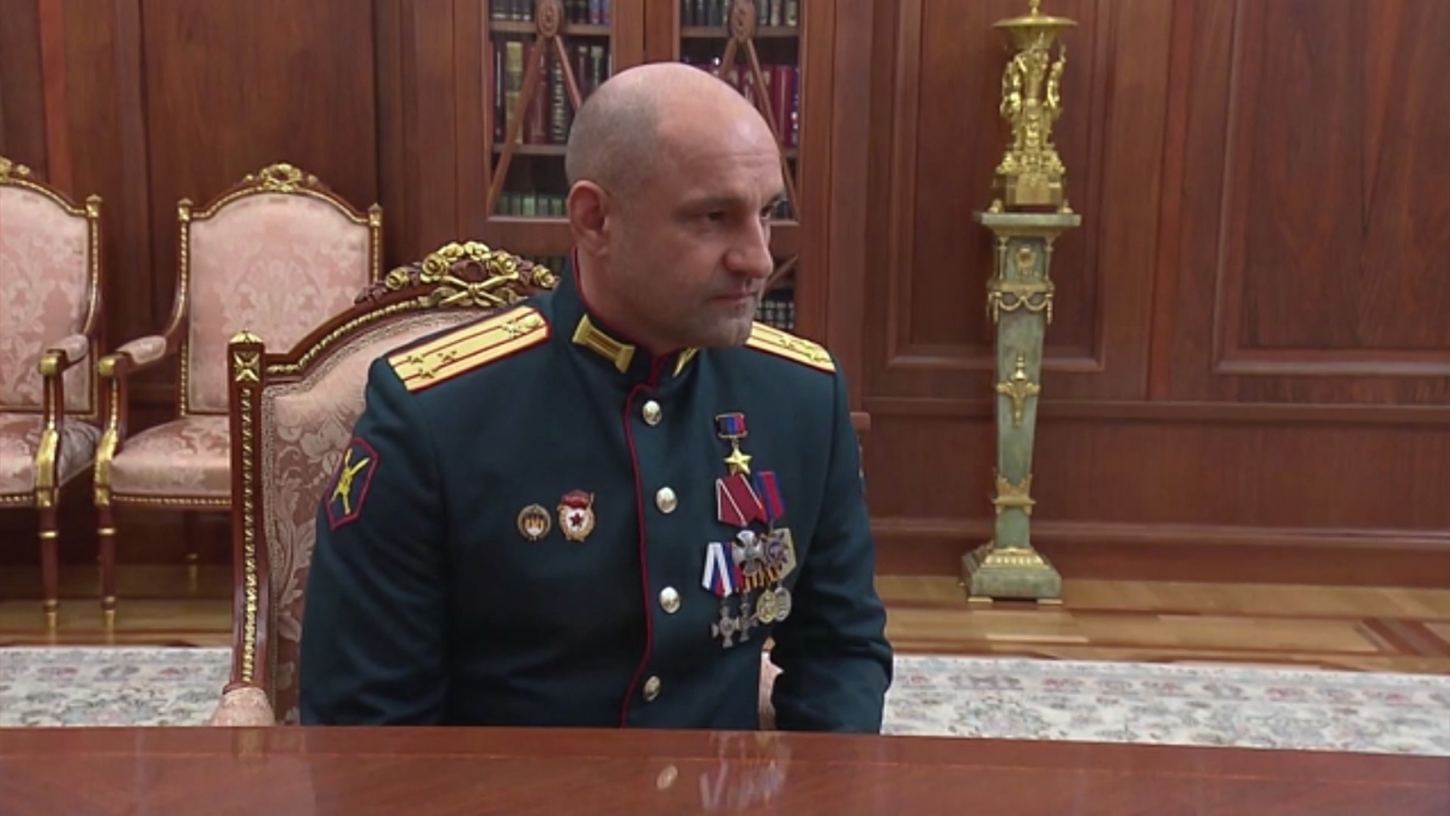 Владимир Путин назначил полпредом президента на Урале Артема Жогу