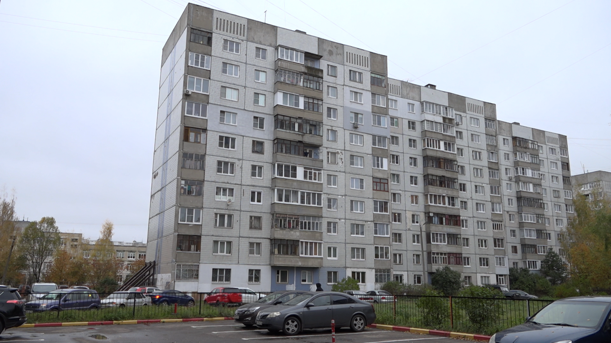 В Ярославле жильцы вернулись в дом с разрушающейся стеной