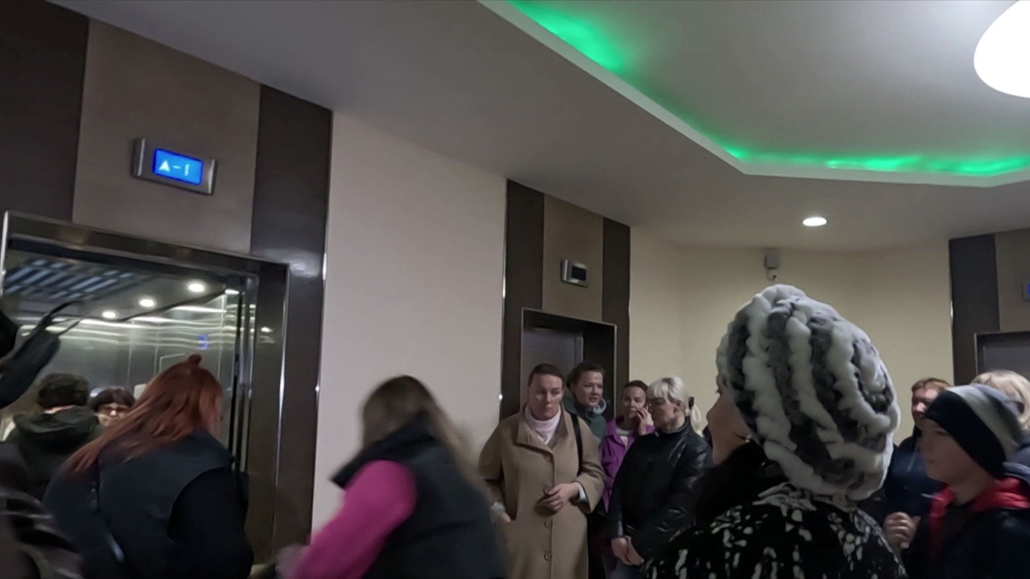 Москвичи стоят на улице, чтобы уехать на лифте