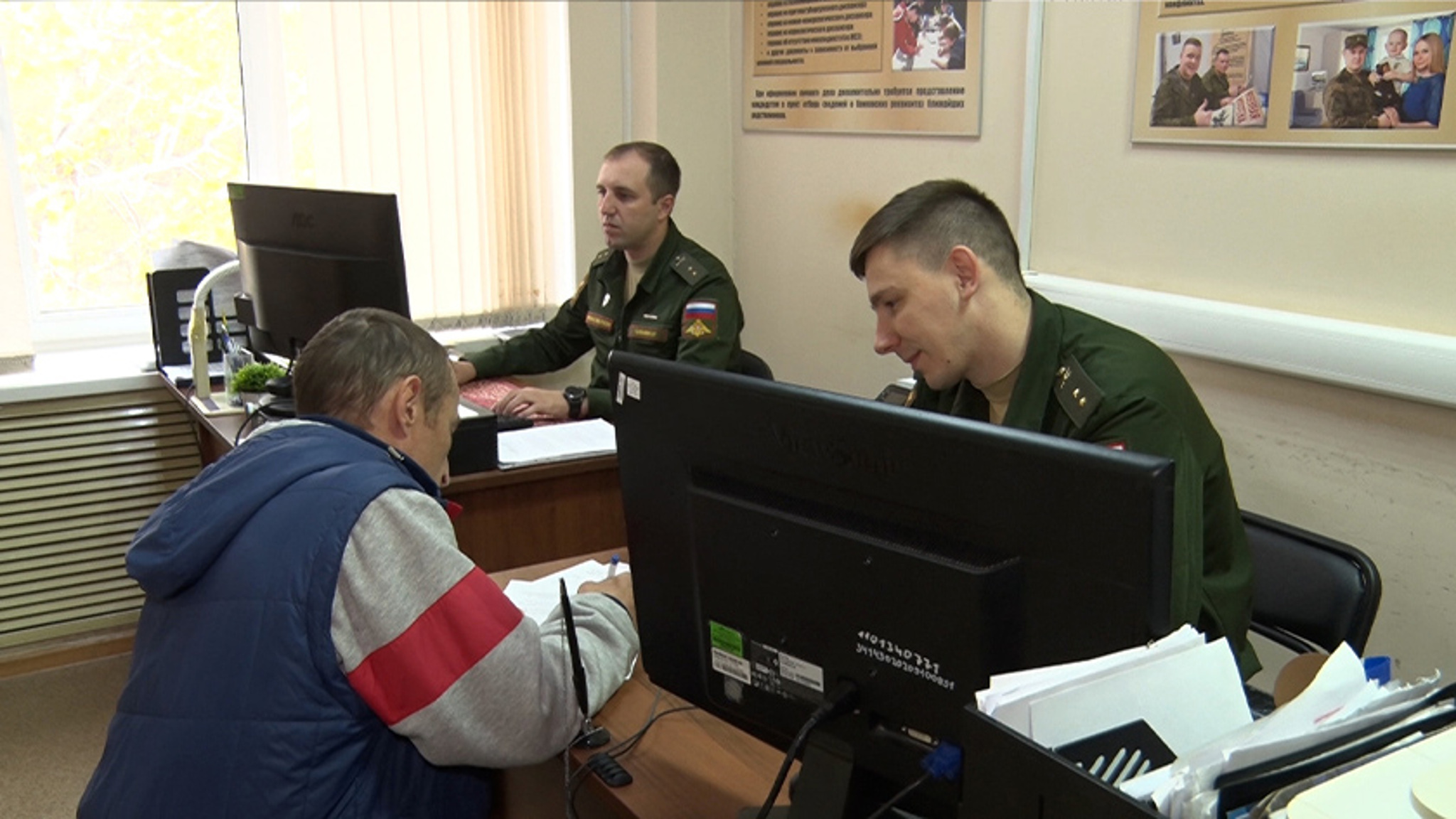Чтобы приблизить победу: в областной пункт отбора на военную службу продолжают идти добровольцы