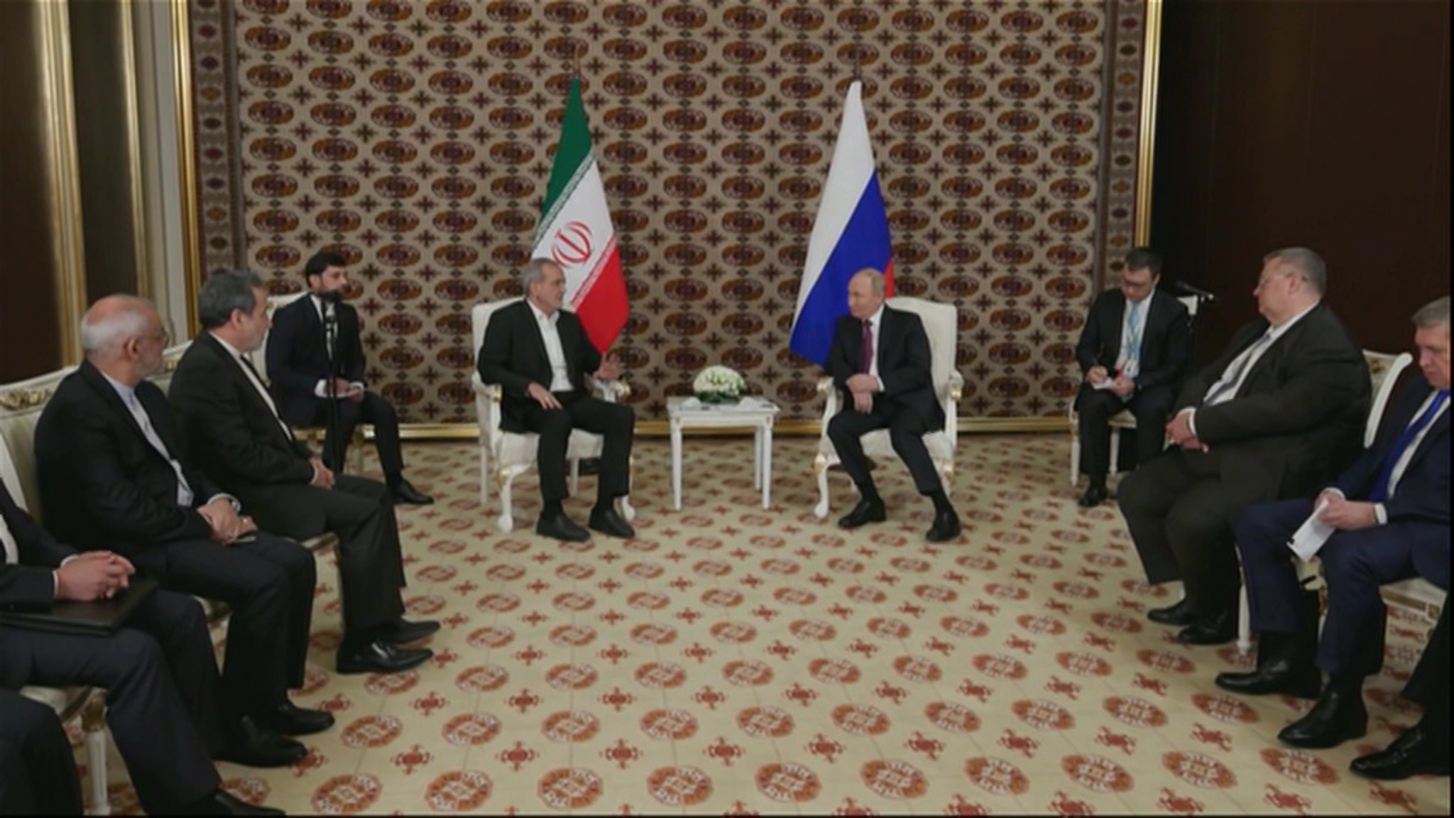 Путин пригласил Пезешкиана в Россию