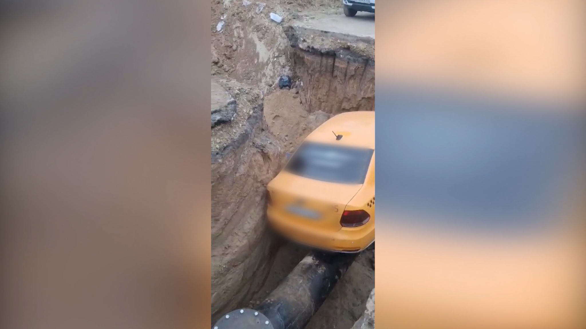 В Волгограде такси провалилось в коммунальную траншею на газовую трубу