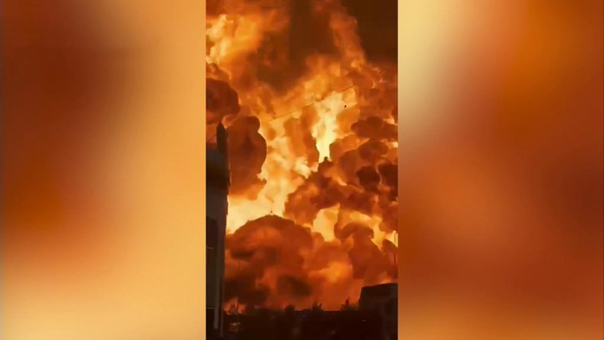 В Грозном от взрыва цистерну выбросило во двор жилого дома