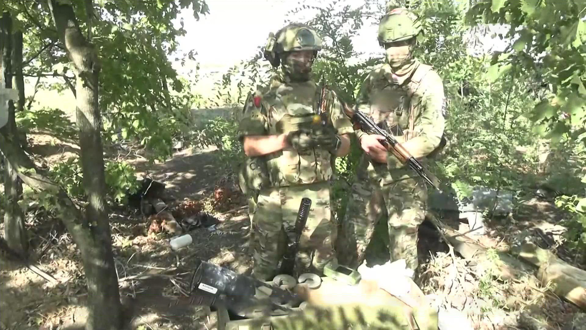 Морпехи Тихоокеанского флота очищают от мин лесополосы вокруг Угледара