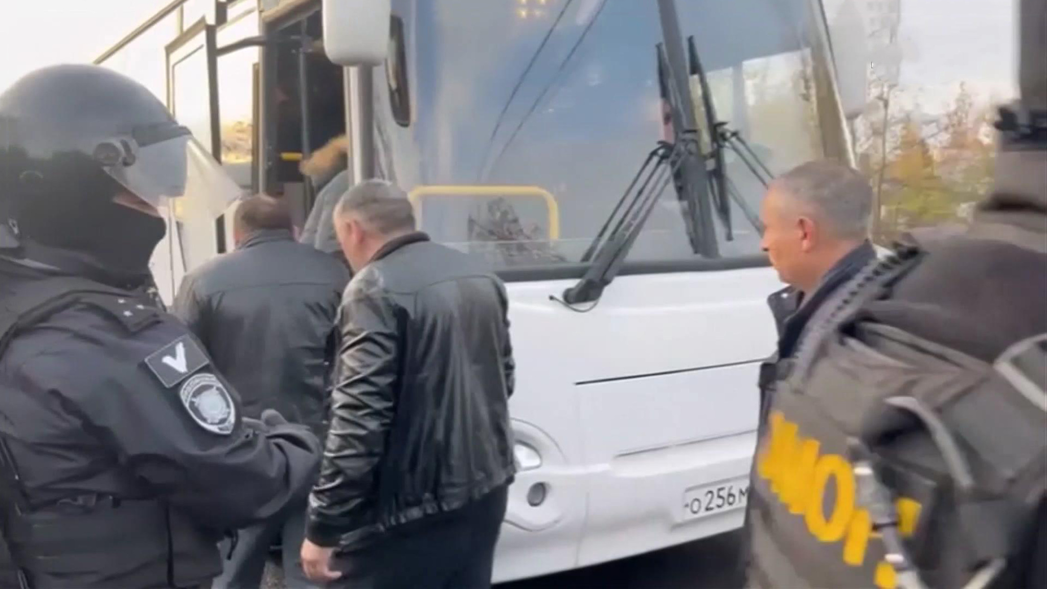 В Ленобласти доставили в полицию десятки жителей деревни Верхние Осельки