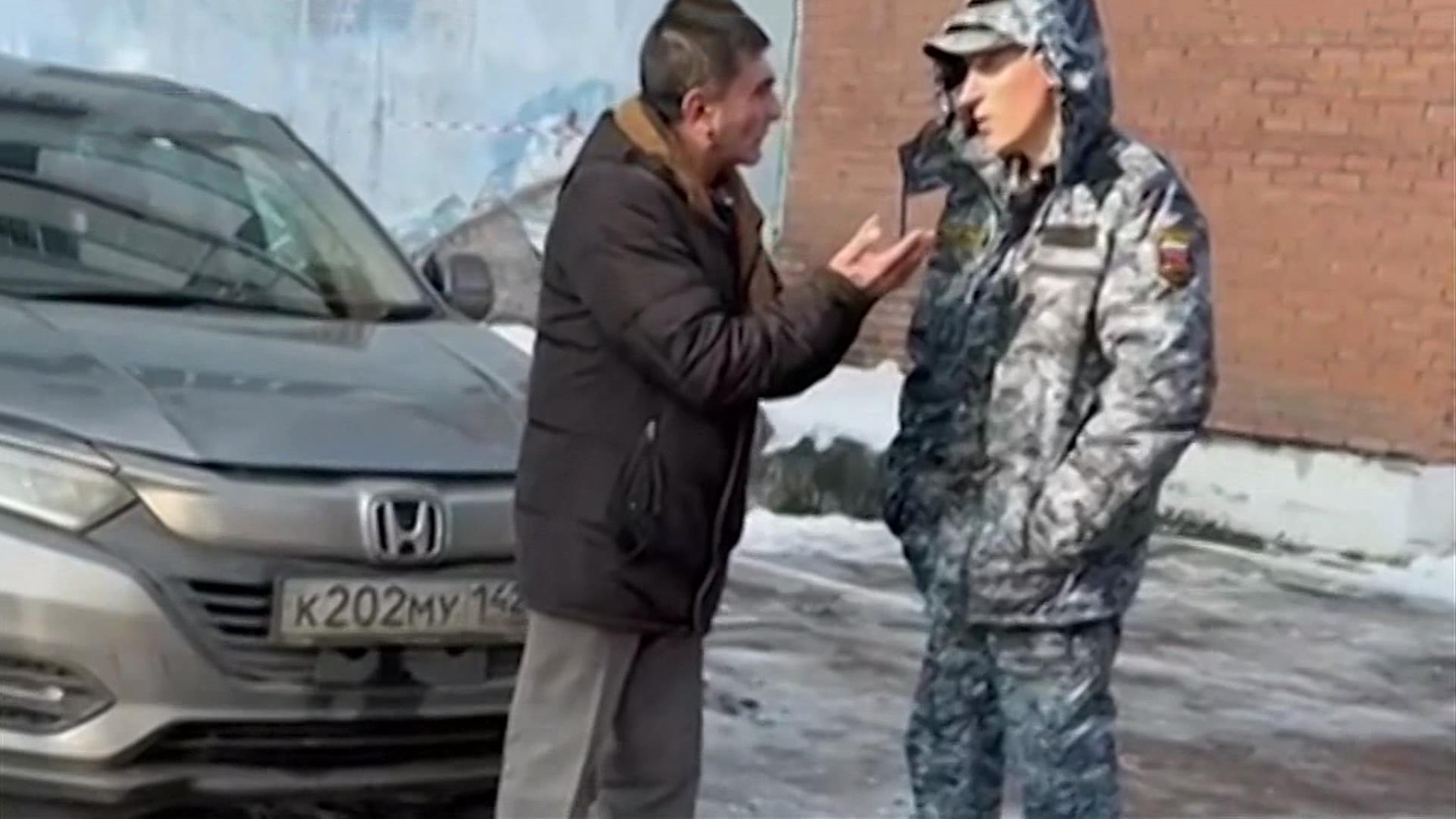 В Кузбассе предприниматель 10 километров вез на капоте судебного пристава