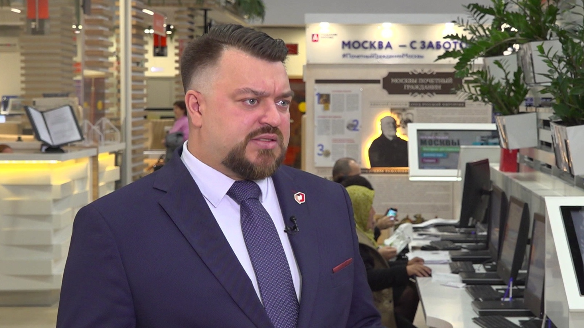 Центры "Мои документы" оказывают москвичам сотни услуг и консультируют онлайн