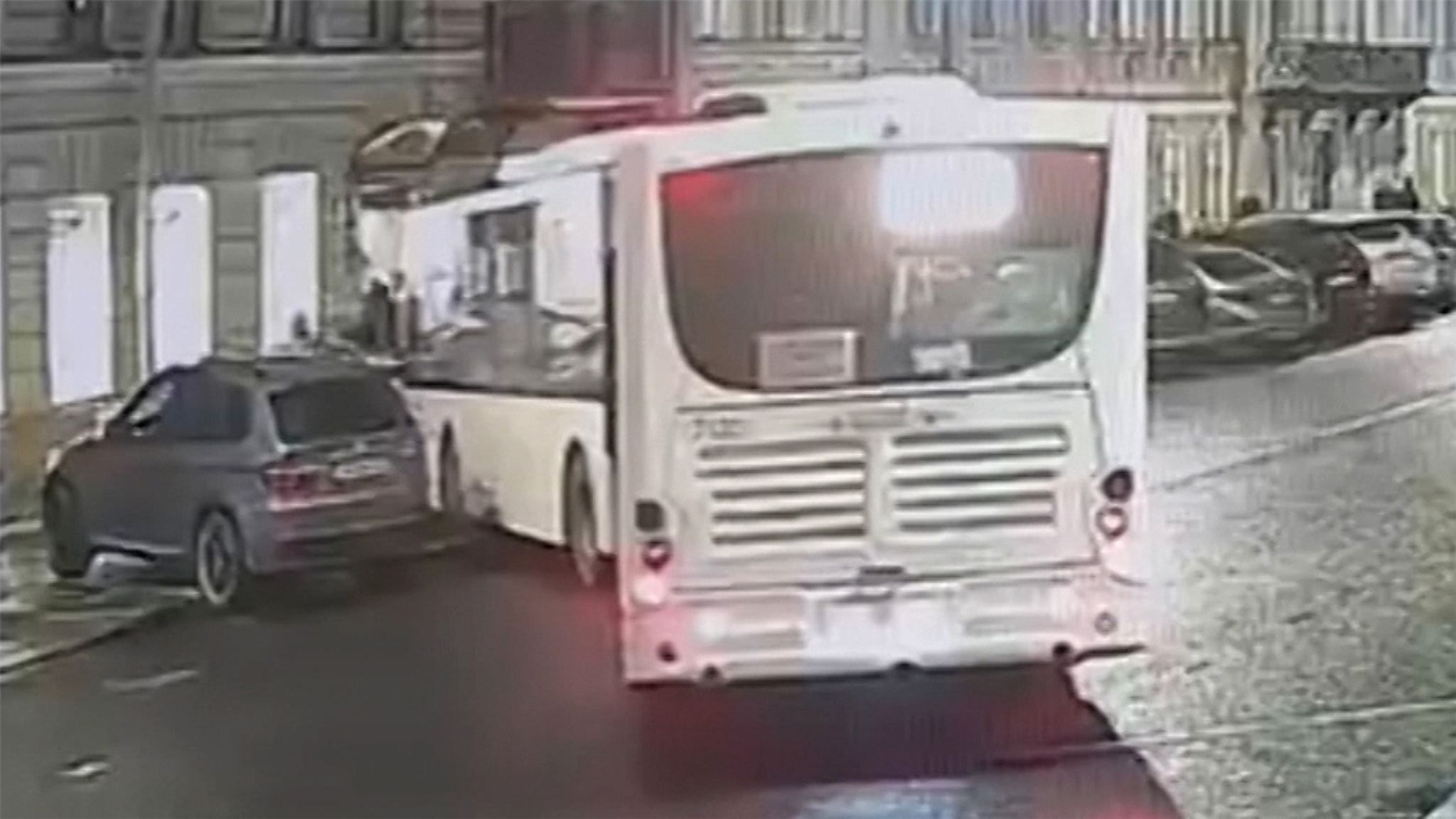 В Петербурге автобус выехал на тротуар